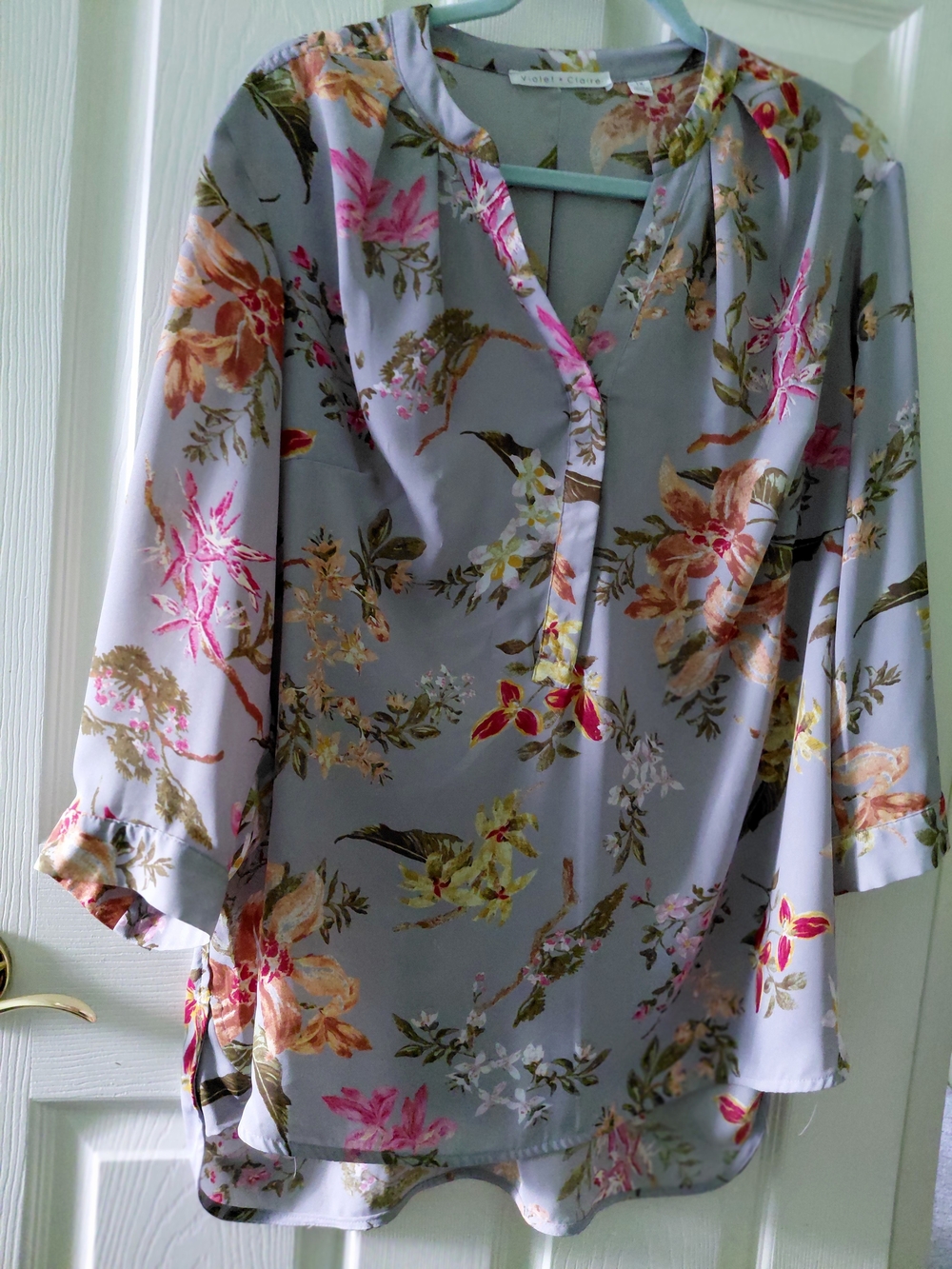 Violet & Claire Gray Floral Split-Neck Blouse with Pink and Peach Blooms Size 1X